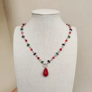Collana con pendente a goccia multicolor