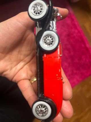 Coche de juguete rojo y negro