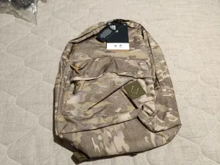 Mochila Dakine camuflaje, nueva sin uso.