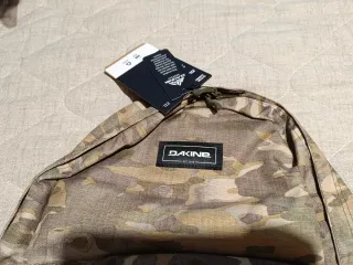 Mochila Dakine camuflaje, nueva sin uso.