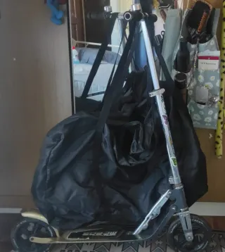 Patinete plegable con bolsa de transporte.
