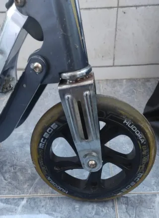 Patinete plegable con bolsa de transporte.