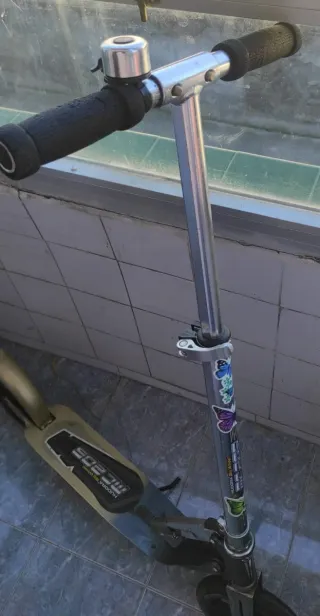 Patinete plegable con bolsa de transporte.