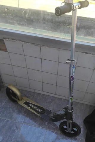 Patinete plegable con bolsa de transporte.