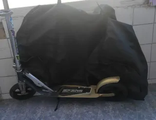 Patinete plegable con bolsa de transporte.