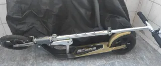 Patinete plegable con bolsa de transporte.