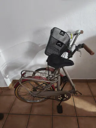Bicicleta plegable clásica con cesta
