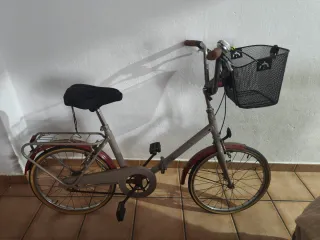 Bicicleta plegable clásica con cesta