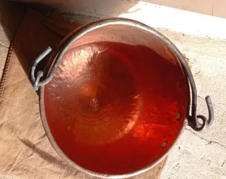 Caldera de cobre con asas