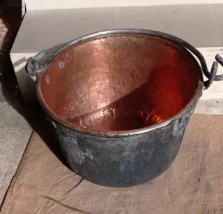 Caldera de cobre con asas