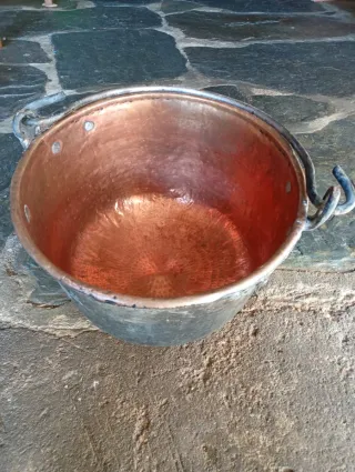 Caldera de cobre con asas