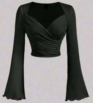 Blusa negra manga acampanada con detalle