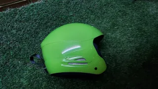 Casco infantil verde