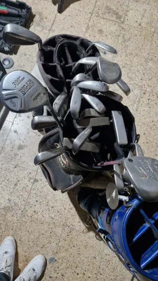 Bolsa de palos de golf con palos