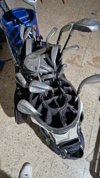 Bolsa de palos de golf con palos