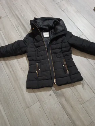 Chaqueta negra con capucha oculta