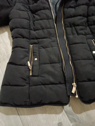 Chaqueta negra con capucha oculta