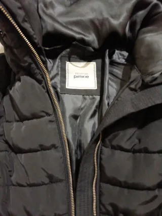 Chaqueta negra con capucha oculta