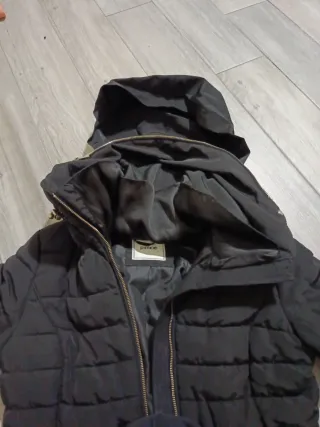 Chaqueta negra con capucha oculta