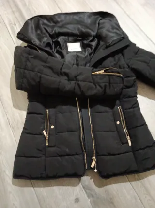 Chaqueta negra con capucha oculta