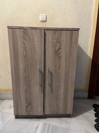 Zapatero de madera y metal