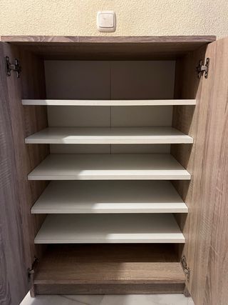 Zapatero de madera y metal