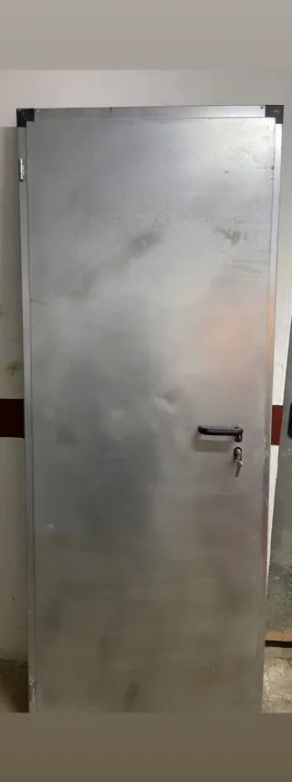 Puerta metálica plateada con cerradura