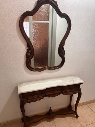 Recibidor de madera y mármol