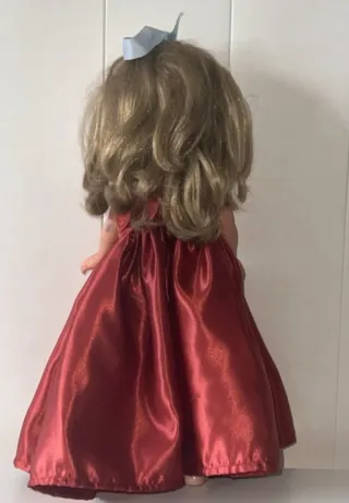 Muñeca con vestido rojo y lazo azul nancy