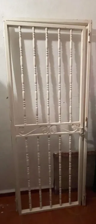 Puerta de seguridad con barrotes