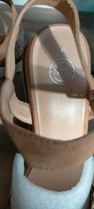 Sandalias de cuña beige y marrón