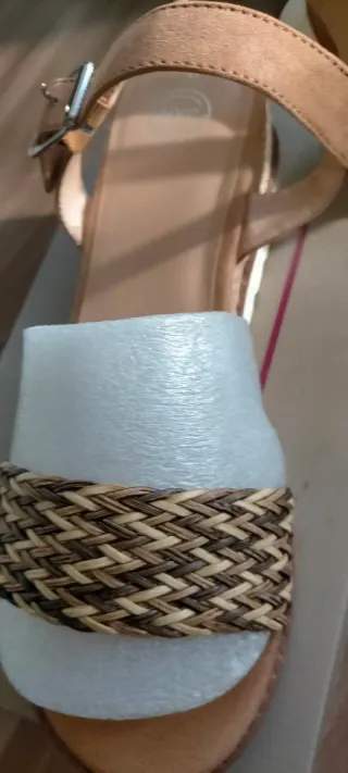 Sandalias de cuña beige y marrón