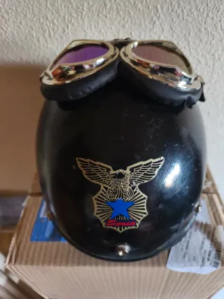 Casco de moto con gafas estilo retro