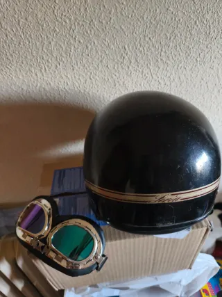 Casco de moto con gafas estilo retro