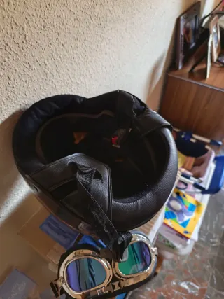 Casco de moto con gafas estilo retro