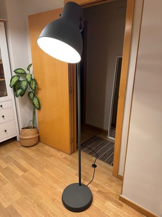Lámpara de pie Ikea HEKTAR gris