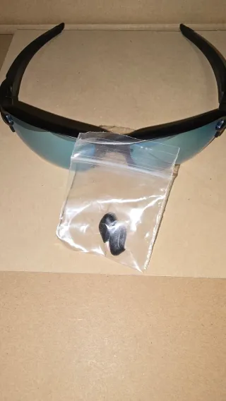 Occhiali Oakley neri e blu