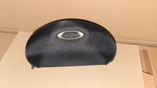 Occhiali Oakley neri e blu