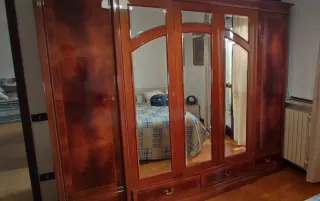 Armadio in legno con specchi