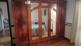 Armadio in legno con specchi