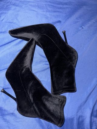 Botines negros de terciopelo con punta aguda