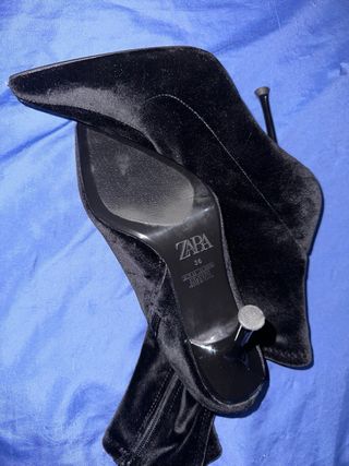 Botines negros de terciopelo con punta aguda