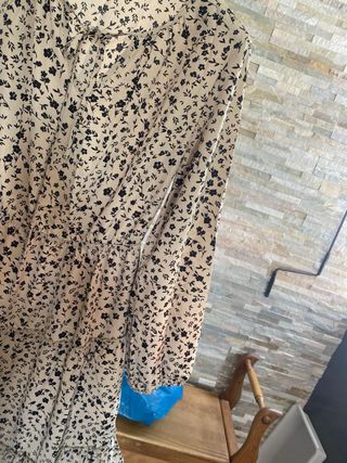 Vestido beige con estampado floral negro