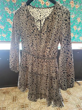 Vestido beige con estampado floral negro