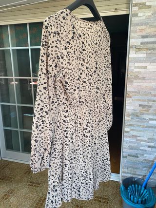 Vestido beige con estampado floral negro