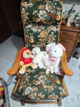 Mecedora de madera con cojín estampado