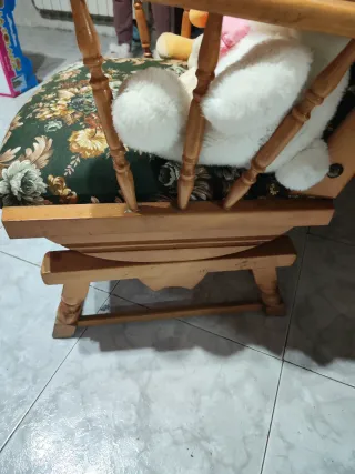 Mecedora de madera con cojín estampado