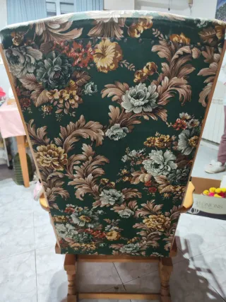 Mecedora de madera con cojín estampado