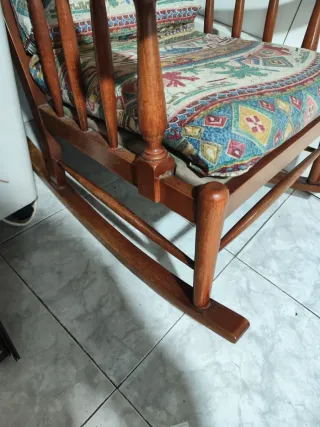 Mecedora de madera con cojín estampado