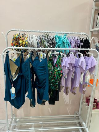 Lote 36 bañadores y bikinis talla única